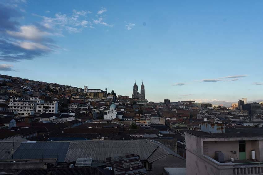 Vista da Vista Hermosa em direção à Basílica del Voto Nacional, Quito.